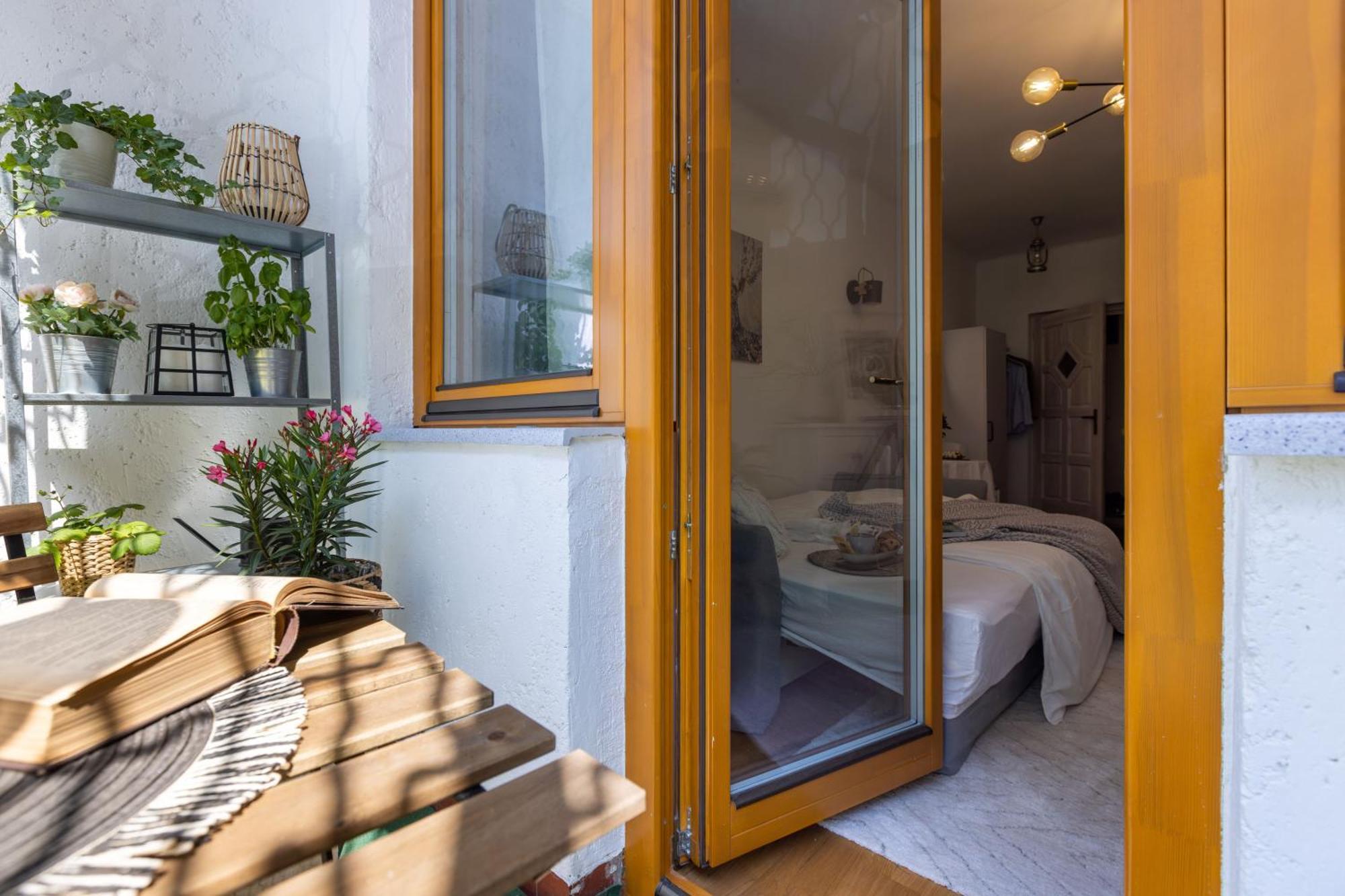 Cozy, Modern With Balcony In Buda Budapest